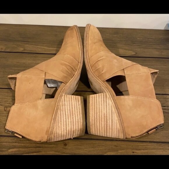 Eileen Fisher Walt cross bootie in wheat nubuck. - Picture 3 of 12